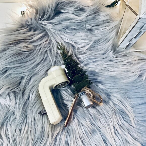 Bath and Body Works x White Barn Farmhouse Christmas Tree Wallflower Plug In - Picture 5 of 5